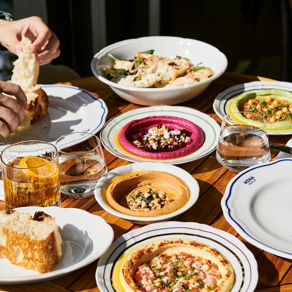 Klassischer Hummus, Avocado-Hummus, Rote-Bete-Hummus, Muhammara, Fattoush-Salat