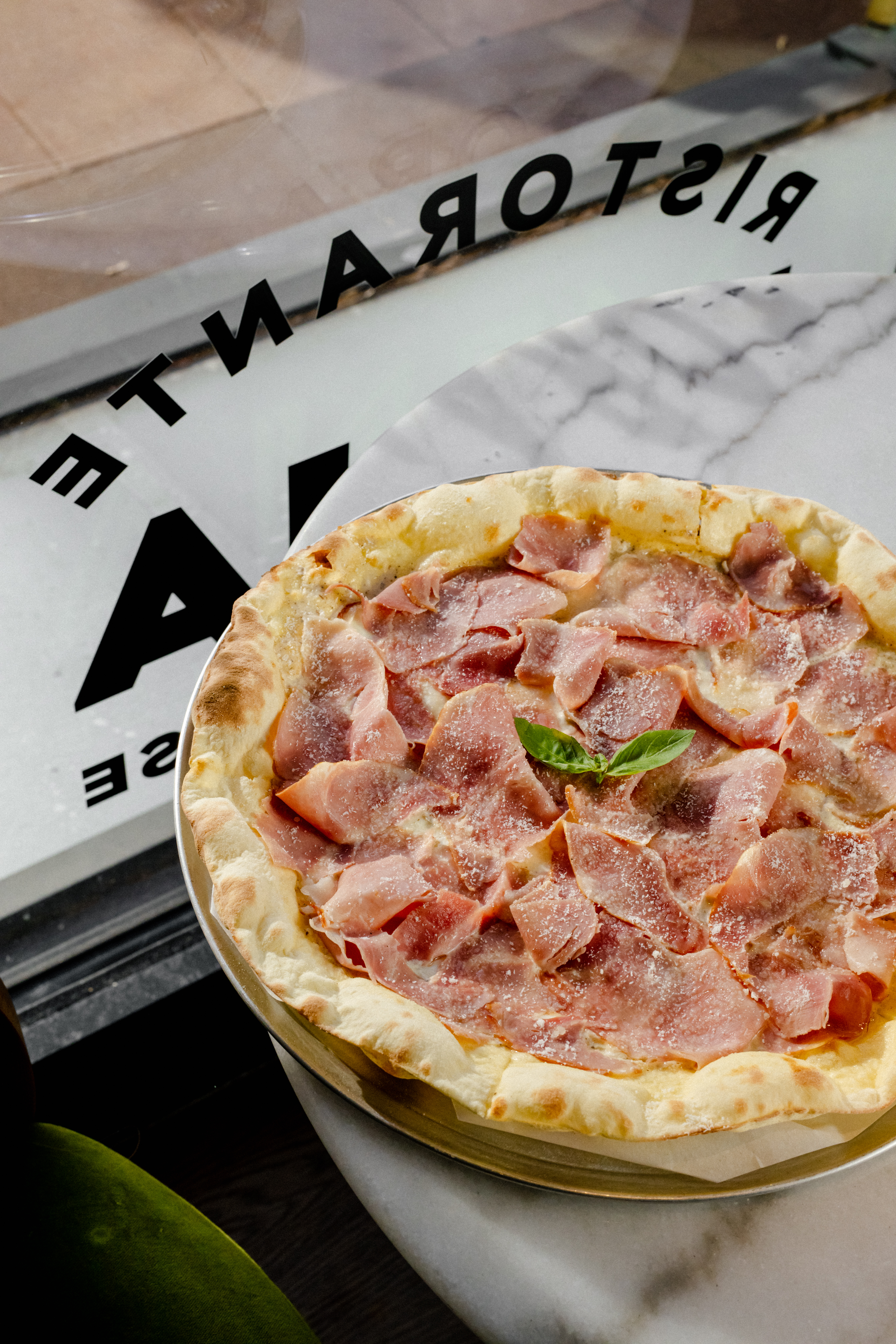 Pizza Prosciutto con Crema di Tartufo