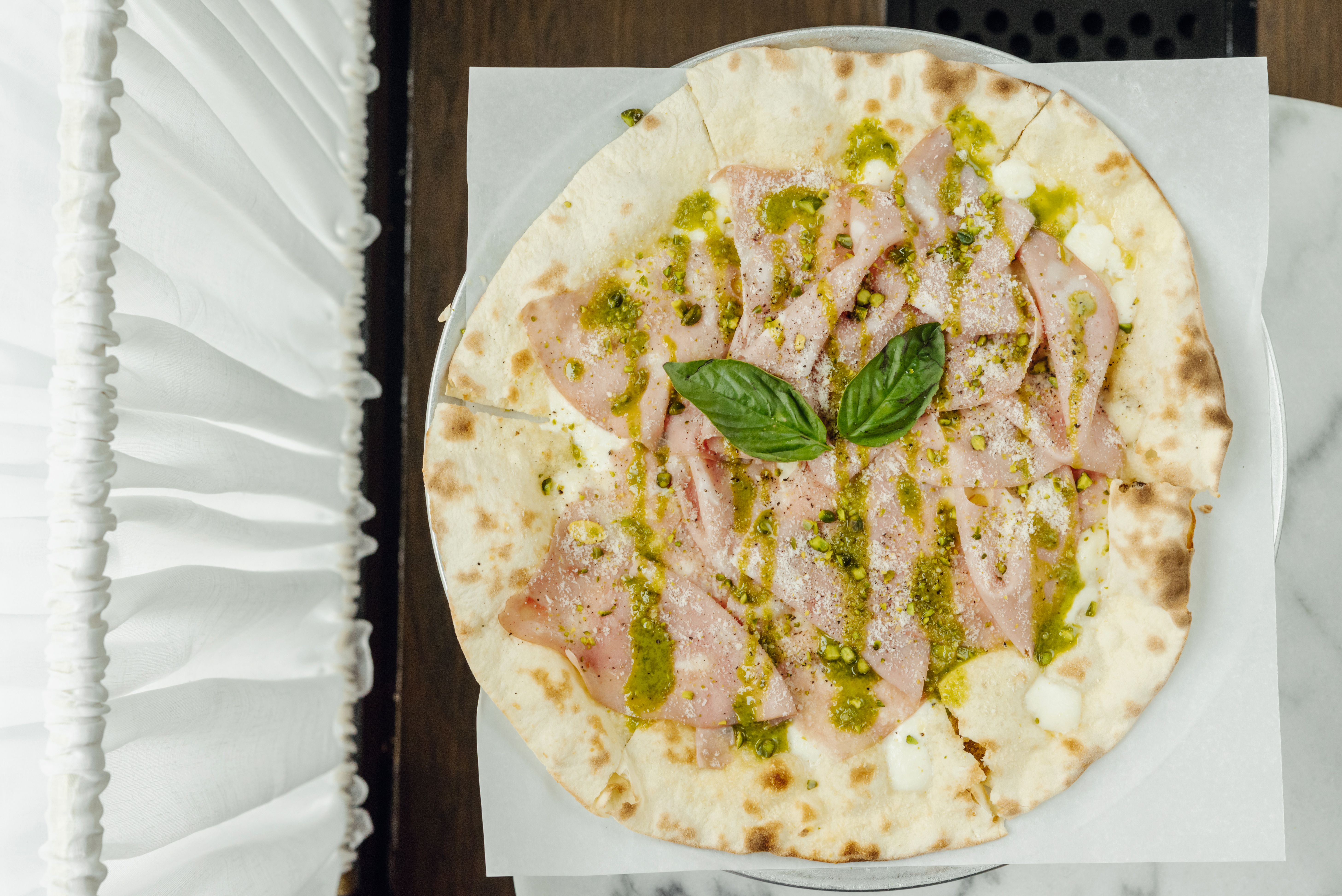 Pizza Mortadella und Pistazien